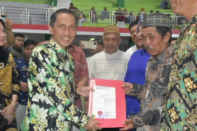 Ribuan Warga Kabupaten Gorontalo Terima Ijazah Kesetaraan Paket A. B dan C, Bupati Nelson Bangga Warganya Semangat Belajar