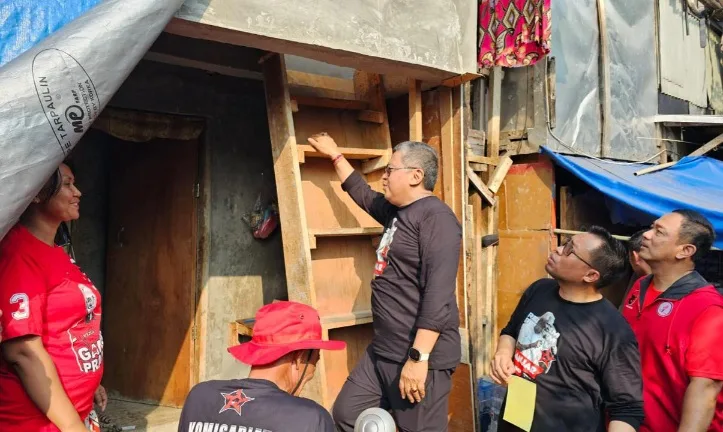 Sekjen Hasto Door to Door Bareng Aktivis Repdem: Masif Pasang Stiker Ganjar