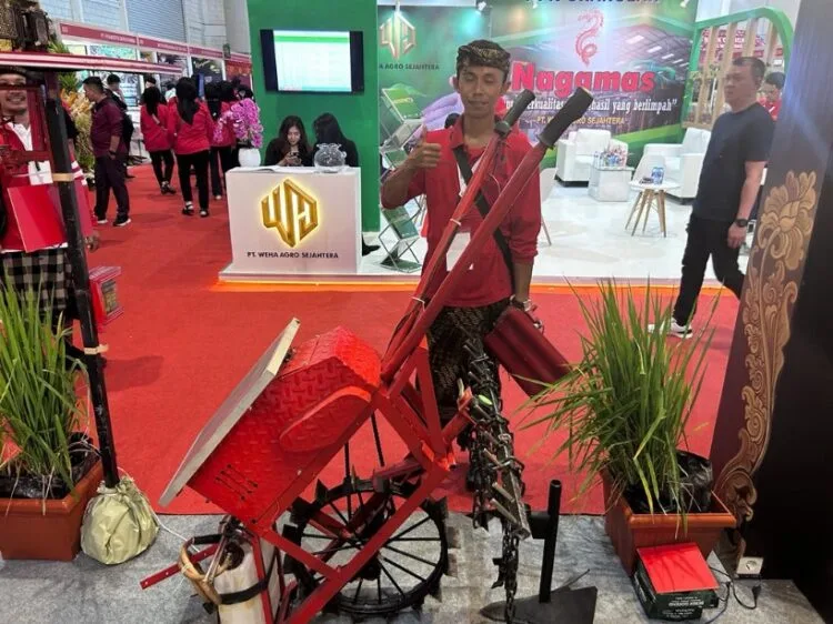 Petani Asal Bali Pamerkan Traktor Tenaga Surya Multi Fungsi di Pameran Rakernas lV PDIP
