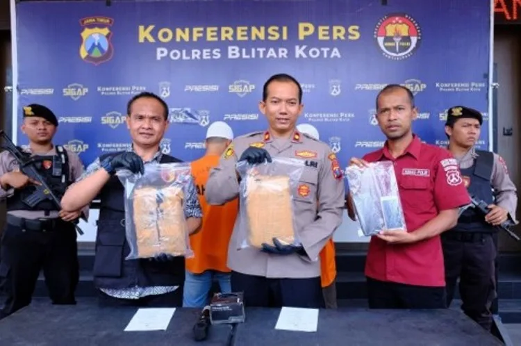Polres Blitar Ekspedisi Ganja