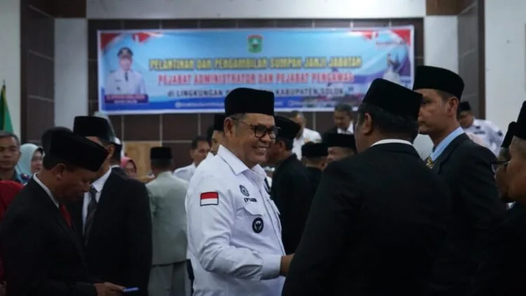 Bupati Epyardi Asda Lantik Pejabat Administrator dan Pengawas di Lingkungan Pemkab Solok
