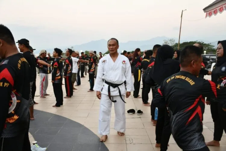 Tanamkan Jiwa kedisiplinan, Pj. Gubernur Sulbar Prof Zudan Latih ASN Karate