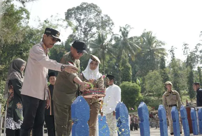 IPDN Sumbar Tabur Bunga