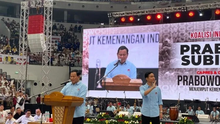 Deklarasi di GBK Jakarta, Berkemeja Biru Muda Pasangan Prabowo-Gibran Disambut Ribuan Pendukung