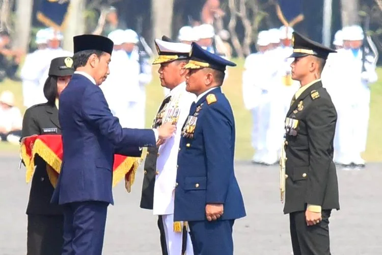 HUT Ke-78 TNI, Presiden Jokowi Anugerahkan Tanda Kehormatan Bagi Prajurit TNI