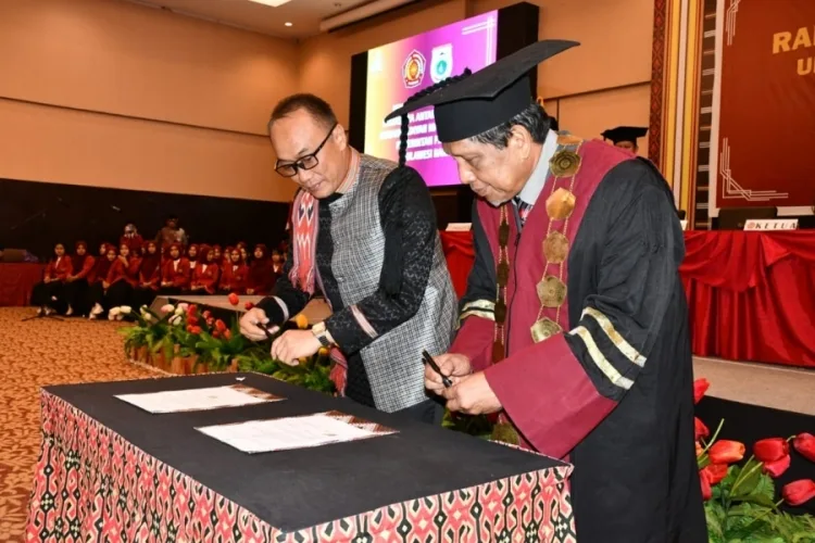PJ Gubernur Sulbar Teken MoU Berikan Beasiswa Tiga Lulusan Terbaik Lulusan Unimaju