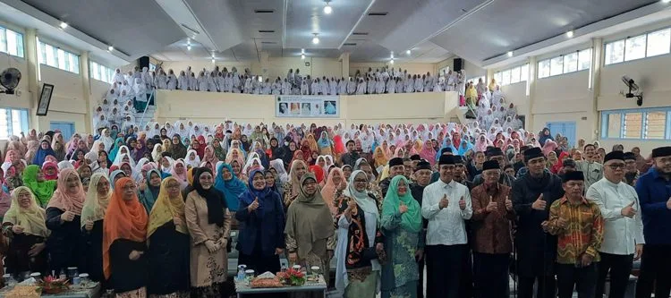 Momen Saat Anies Baswedan Bersama Santriwati Rayakan 1 Abad Diniyyah Putri Padang Panjang