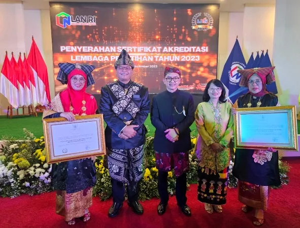 LAN RI Berikan Sertifikat Akreditasi Kelembagaan Bintang Satu kepada BPSDM Sumbar