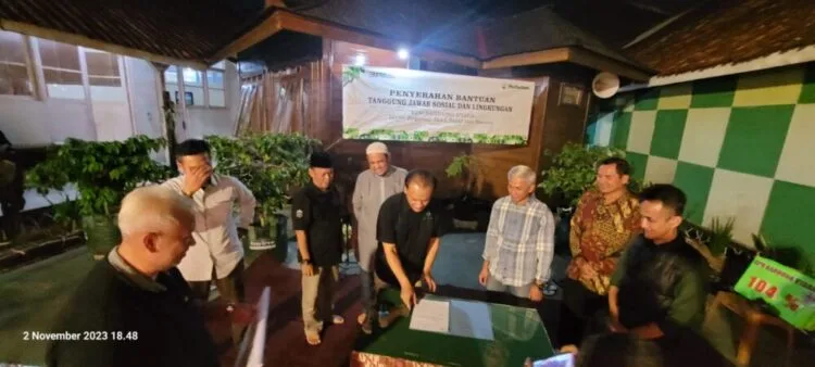 Perhutani Salurkan Bantuan TJSL Non PUMK Kepada Mushola Baitul Jannah di Bandung