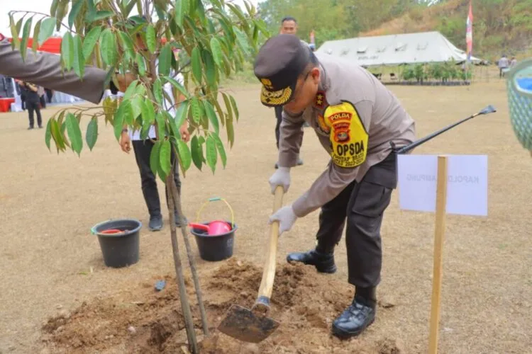 Antisipasi Perubahan Iklim, Kapolda Lampung Ikut Program Tanam 10 Juta Pohon