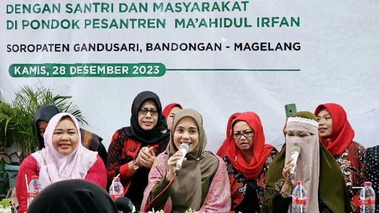 Terima Siti Atikoh, Pengasuh Ponpes Ma'ahidul Irfan Doakan Ganjar Jadi Presiden RI