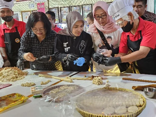 Membuat Kue Mino, Atikoh Ganjar: Ada Perjuangan Panjang Agar Nikmat