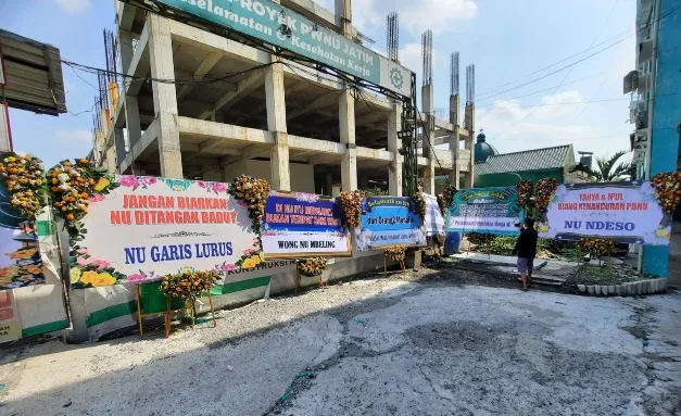 Karangan Bunga Menghiasi Pemberhentian KH Marzuki Mustamar sebagai Ketua PWNU Jatim