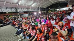 Sukarelawan dengan Pakaian Khas Nusantara Padati Nobar Debat Capres di Sekretariat TKRPP