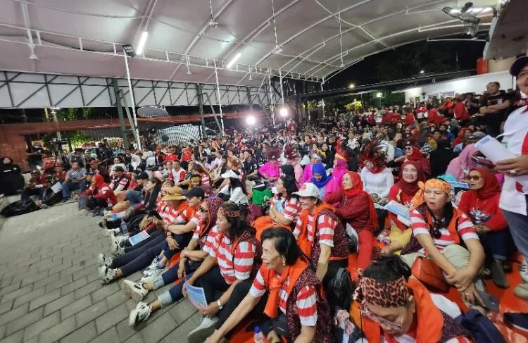 Sukarelawan dengan Pakaian Khas Nusantara Padati Nobar Debat Capres di Sekretariat TKRPP