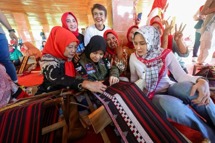 Dialog dengan Pengrajin Kain Tapis, Atikoh: Dilestarikan Generasi Muda