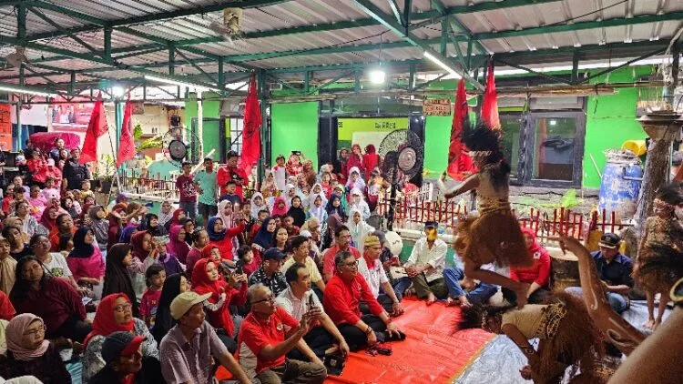Sekjen PDIP Bersyukur dan Terharu Saat Bersama Ratusan Warga Kebon Kosong Kemayoran