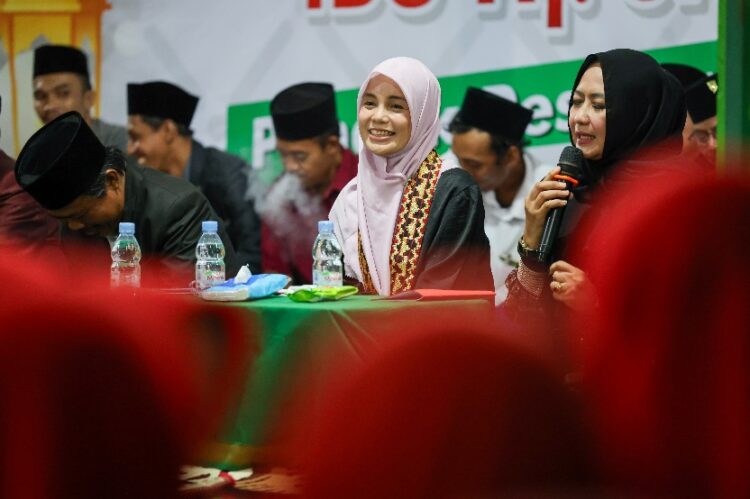 Menginap di Ponpes Miftahul Huda, Atikoh Fasih Bershalawat