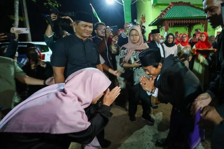 Menginap di Ponpes Miftahul Huda, Atikoh Fasih Bershalawat