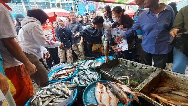 Blusukan di Pasar 26 Ilir Palembang, Atikoh Ganjar Dihampiri Bikers