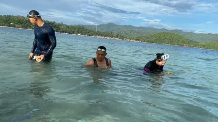 Jaga Ekosistem Laut, Polda Lampung Bersih-bersih Pantai