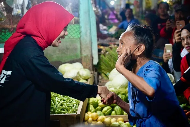 Blusukan Ke Pasar Baru Probolinggo, Atikoh Ganjar Disambut Hangat Pedagang dan Masyarakat