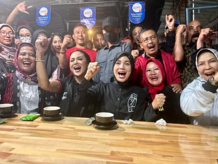 Ditemani Tiga Ekor Pinguin, Atikoh Hibur Seniman Lokal di Kota Batu Malang