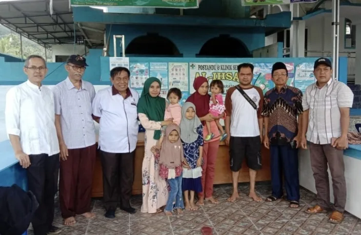Universitas Andalas Serahkan Bantuan Kandang dan Ayam Petelur untuk 8 KK Nagari Kubang