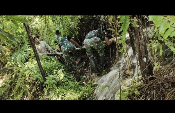 Satgas Pamtas RI-Malaysia Yonarmed 16/TK Bantu Warga