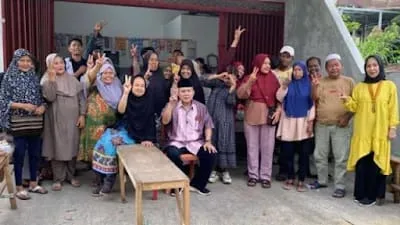 H. Wahyu Iramana Putra Silaturahmi dengan Warga di Gang Caniago UKU