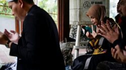 Atikoh Ganjar Berziarah ke Makam Abuya Cidahu Usai Silaturahmi ke Abuya Muhtadi