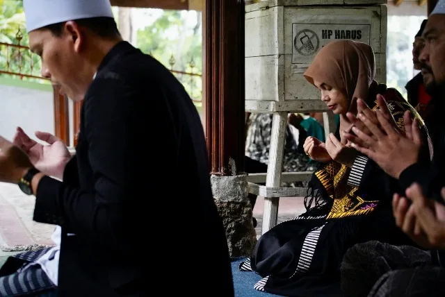 Atikoh Ganjar Berziarah ke Makam Abuya Cidahu Usai Silaturahmi ke Abuya Muhtadi