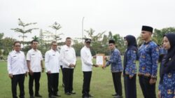 Bupati Limapuluh Safaruddin memyerah 412 Petikan SK Pegawai Negeri Sipil (PNS) formasi tahun 2021 di Lapangan Kantor Bupati, Bukik Limau, Sarilamak, Rabu (7/2/2024).