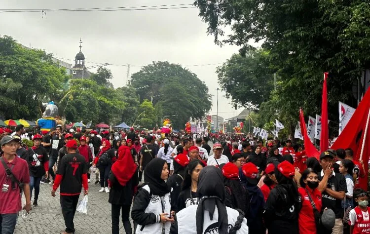 Ribuan Massa Berjubel Datangi Hajatan Rakyat Ganjar-Mahfud di Benteng Vastenburg Solo