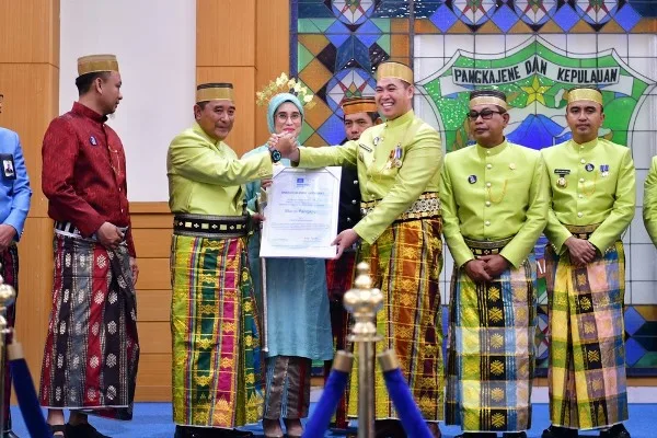 Puncak HUT ke-64 Kabupaten Pangkeb, Pj Gubernur Sulsel Bachtiar Serahkan Sejumlah Bantuan