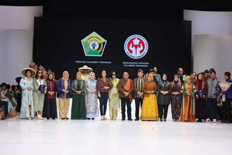 Indonesia Fashion Week: Tenun Sultra Kembali Tampilkan Model Baru