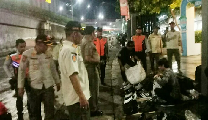 Tanggapi Keluhan Warga, Satpol PP Kembali Gusur Pedagang Pakaian Bekas dan Pakir Liar di Kawasan Senen