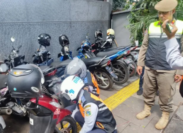 Petugas Gabungan Jakarta Selatan Tertibkan PKL dan Parkir Liar di Kebayoran Baru