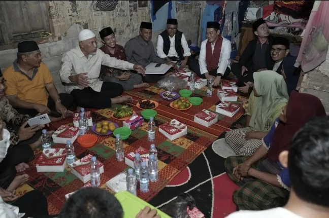 Gubernur Mahyeldi Berikan Bantuan Bedah Rumah di Solok Selatan