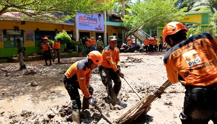 Bantu Bersihkan Fasilitas Umum Akibat Dampak Banjir,  DPW PKS Sumbar Turun 150 Tim PKS Peduli