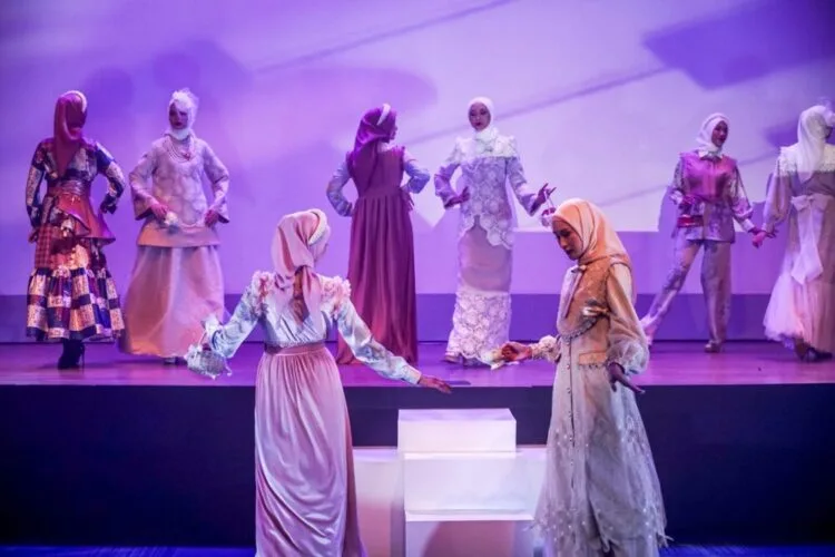 Tampil di MUFFEST+ Media Viewing 2024, Yanti Adeni Persembahkan Daily and Party Outfit Feminin, Elegance dan Santai