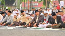 Gubernur Mahyeldi dan Wagub Audy Shalat Id Bersama Warga di Halaman Kantor