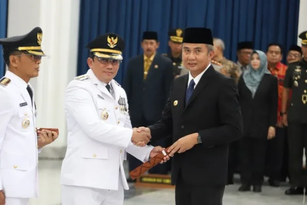 Pj Gubernur Jabar Bey Machmudin Lantik Plh Kapuspen Kemendagri sebagai Pj Bupati Sumedang