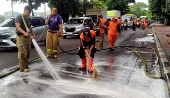 Bahayakan Pengguna Jalan, 25 Personel Gabungan Pemkot Jaktim Dikerahkan Bersihkan Ceceran Oli di Sepanjang Jalan I Gusti Ngurah Rai