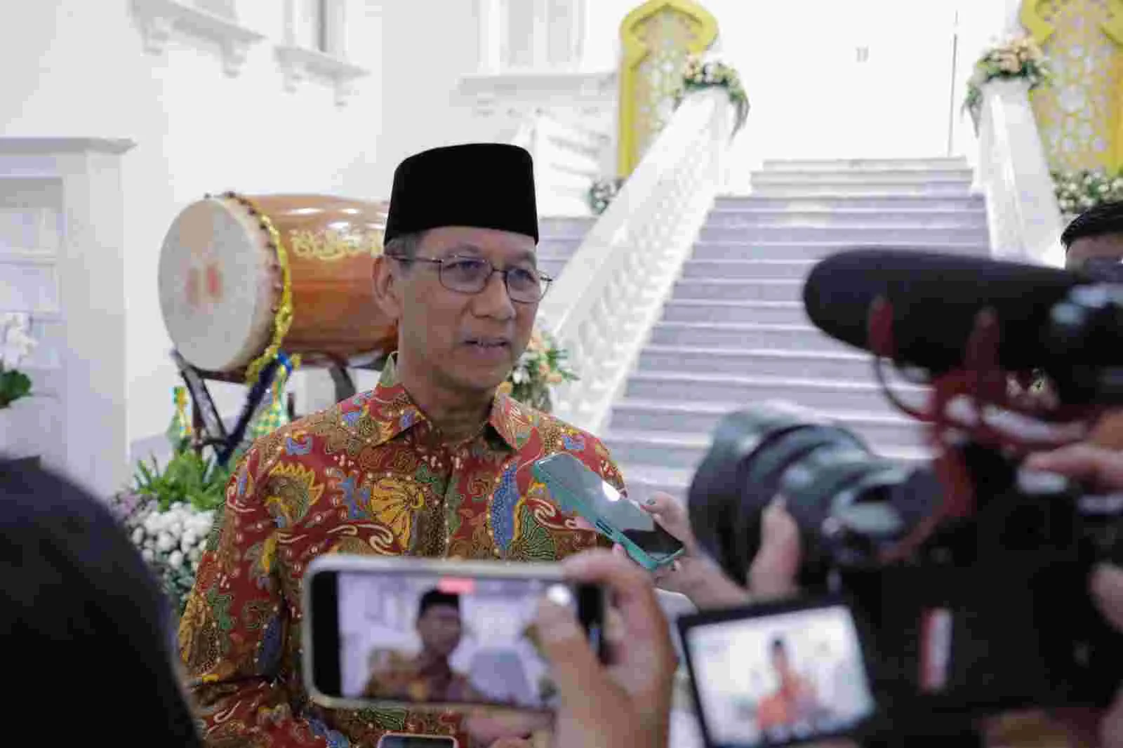 Penjabat Heru Budi Hartono saat sedang konferensi pers. FOTO/Doc. Pemprov DKI