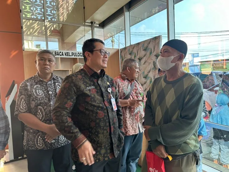 Guna Me-mitigasi Permasalahan Warga, Budi Awaludin Tugaskan Jajarannya Untuk Turun Langsung ke Loket Layanan Dukcapil 