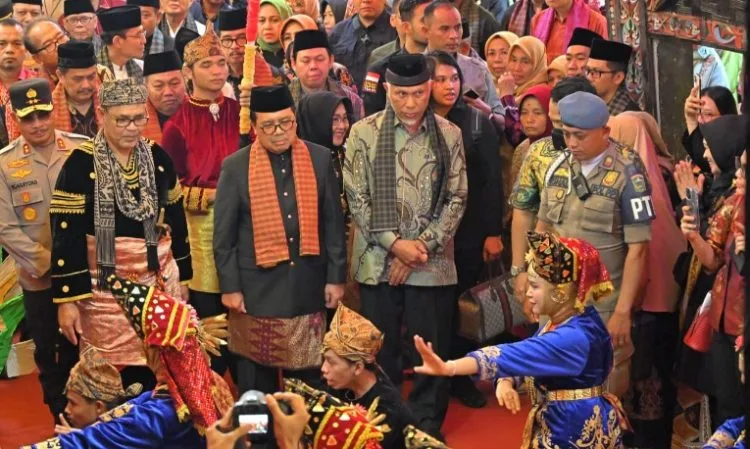 Gubernur Mahyeldi: Selamat Hakim Agung Prim Haryadi sebagai Datuak Rajo Mansur