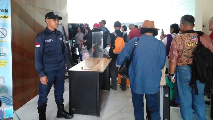 Ingin Saksikan Pekan Gawai Dayak Kalbar, Ratusan Warga Malaysia Melintas di PLBN Aruk