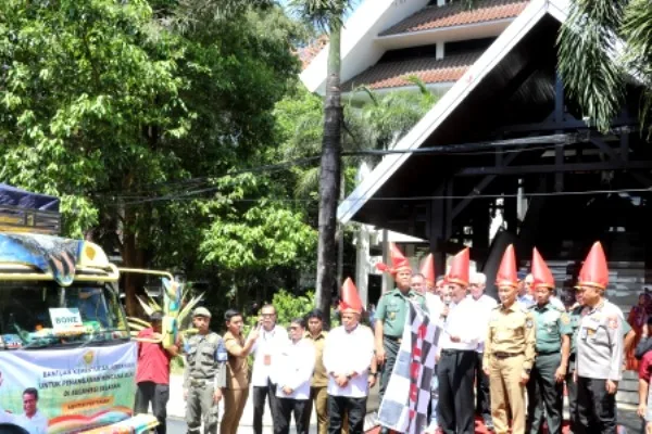 Mentan Amran Serahkan Bantuan Pertanian Senilai Rp 410 Miliar untuk Bangkitkan Petani Korban Bencana di Sulsel