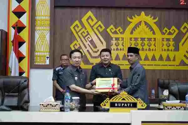 Pj Bupati Pringsewu Sampaikan Ranperda Pertanggungjawaban APBD 2023 pada Rapat Paripurna DPRD